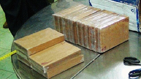 Bắt giữ 2 đối tượng vận chuyển trái phép 35 bánh hêroin