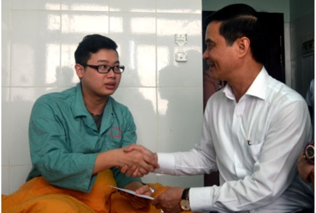 Bác sĩ bị đánh rách đầu khi vừa ra khỏi phòng mổ