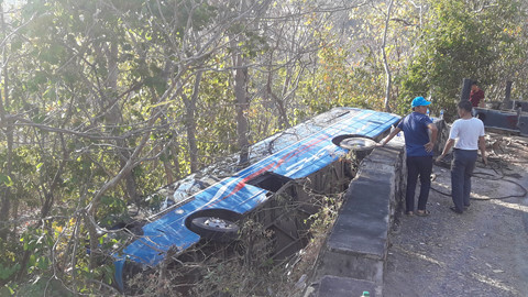 Xe khách 52 chỗ chở người đi lễ chùa gặp nạn, lao xuống vực