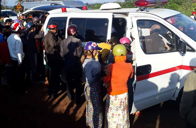 Cảnh sát phá cửa, giải cứu 2 cháu bé bị bố mẹ nhốt trong nhà suốt 1 tuần