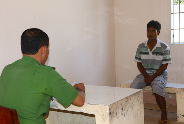 Tạm giữ nghi phạm cưỡng bức bé gái trong nhà vệ sinh công cộng