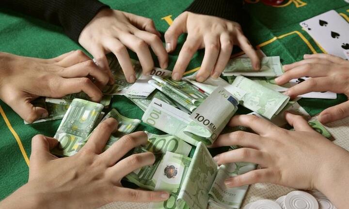 Người phụ nữ tổ chức sòng bạc lúc nửa đêm trong khu chợ bỏ hoang