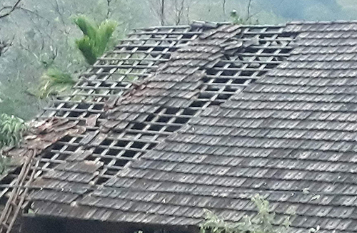 Mưa đá, lốc xoáy ở Nghệ An khiến nhiều nhà dân tốc mái