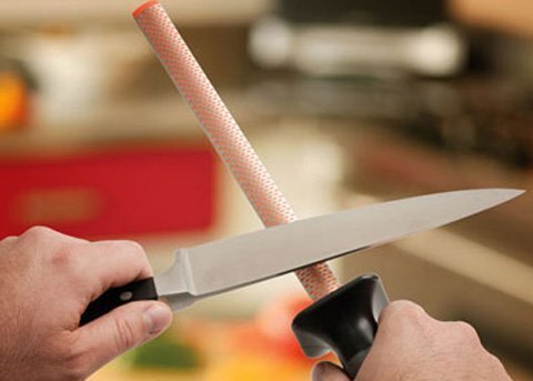 Nghi ngờ ngoại tình, vợ đánh chồng bất tỉnh rồi cắt