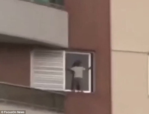 Thót tim chứng kiến con nhỏ leo bám cửa ban công tầng 9