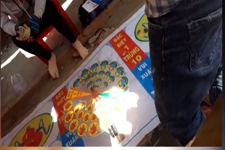 Video: Nhan nhản các hình thức cờ bạc ăn tiền trước cổng đền chùa dịp đầu năm mới