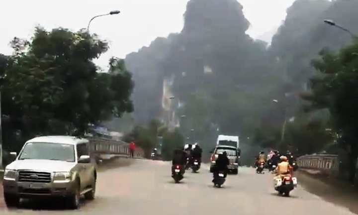 Truy đuổi “quái xế” lạng lách trên đường, thách thức CSGT