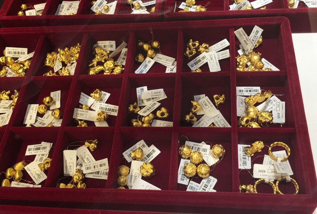 Lặng lẽ om hàng chờ ngày Thần Tài, hiệu vàng bất ngờ tung chiêu dụ khách