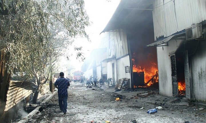 Hỏa hoạn tại xưởng gỗ rộng hơn 1.000 m2 trong ngày khai trương