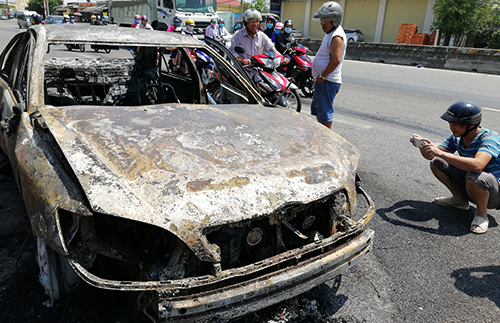 Xe Camry bốc cháy trơ khung khi đang chạy