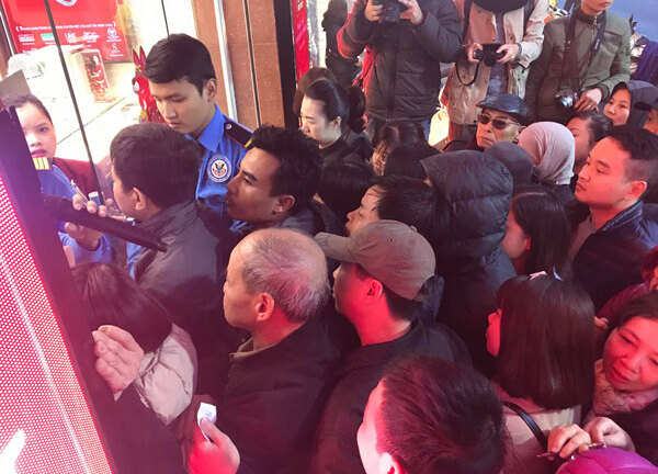 Ngày vía Thần Tài: Đội mưa, xếp hàng từ 5h sáng chờ mua vàng