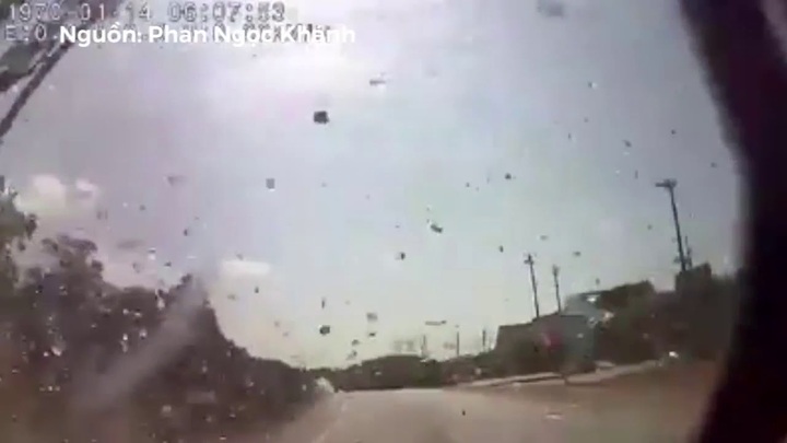 Video: Ô tô 4 chỗ phóng nhanh lấn làn ở khúc cua, tông trực diện xe khách