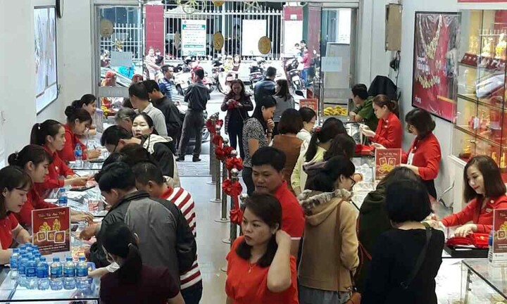 Ngày vía Thần Tài, lão nông ôm cả bao tải tiền về Hà Nội mua vàng