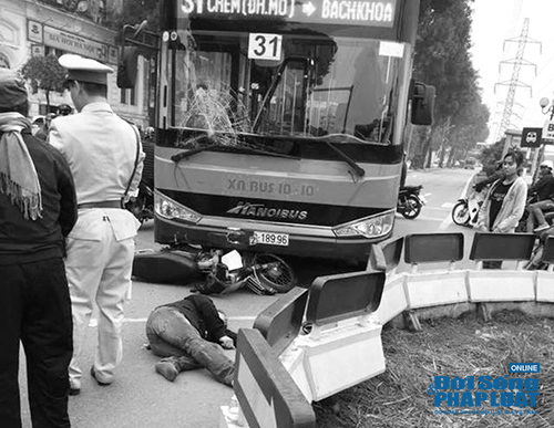 Xe máy “đối đầu” xe buýt, một người đàn ông bị thương nặng