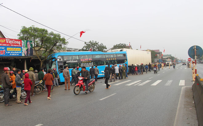 Tai nạn giao thông, phụ xe khách văng xuống đường tử vong