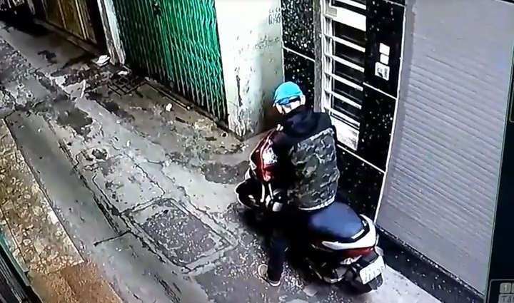 Camera ghi hình thanh niên bẻ khóa, trộm xe tay ga nhanh như chớp