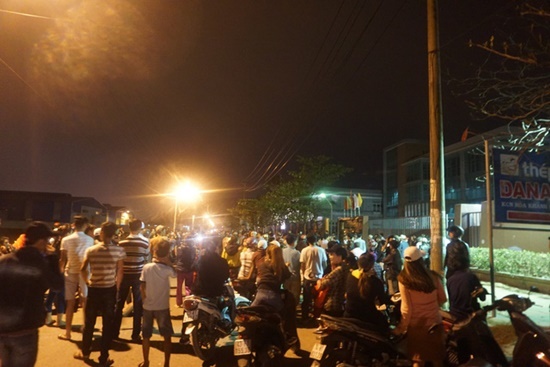 Chậm di dời, hàng trăm người dân Đà Nẵng bao vây nhà máy thép