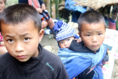 Xót lòng trẻ bị lạm dụng để kiếm tiền ở thiên đường du lịch Sa Pa trong cái rét cắt da cắt thịt