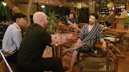 Lý giải nguyên nhân Johnny Trí Nguyễn mặc đồ ngủ tiếp cao thủ Vịnh Xuân Flores