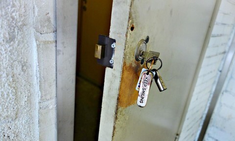 Quên không rút chìa khóa cửa, chủ nhà bị trộm 