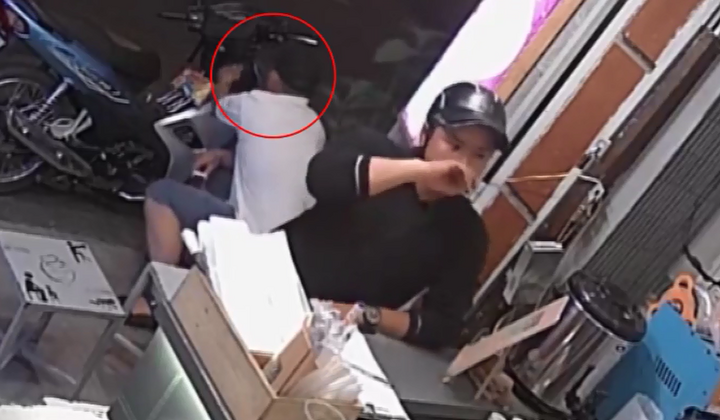 Clip: 2 thanh niên dàn cảnh trộm xe máy tinh vi trước cửa hàng trà sữa
