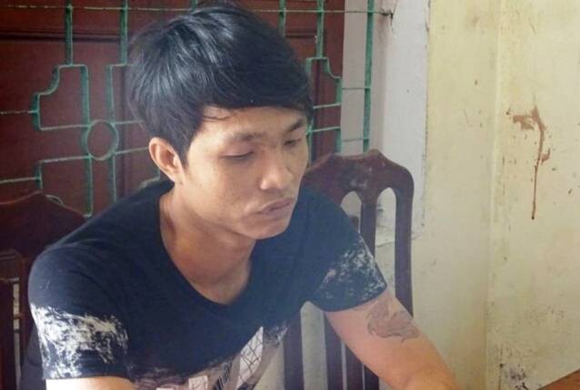 Khởi tố đối tượng đá vào đầu cán bộ y tế đang mang bầu