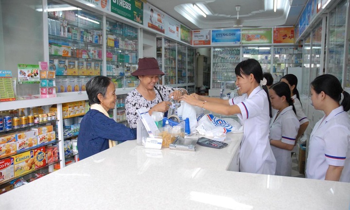 Từ 1/3 bố mẹ nhất định phải làm điều này khi mua thuốc cho trẻ dưới 6 tuổi