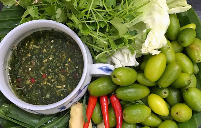 Nhót xanh, mận Mộc Châu chua chát giá vẫn 