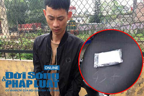Hà Nội: Tóm gọn đối tượng đang mang ma túy đá đi bán