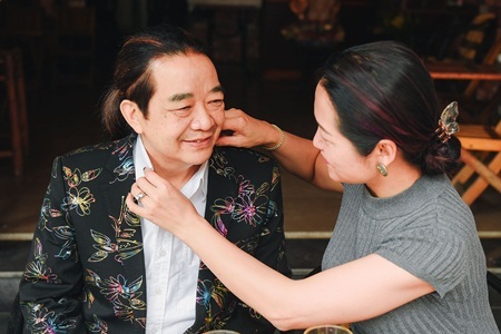 Bà xã kém 20 tuổi của nghệ sĩ đàn bầu Phạm Đức Thành ghen với fan của chồng