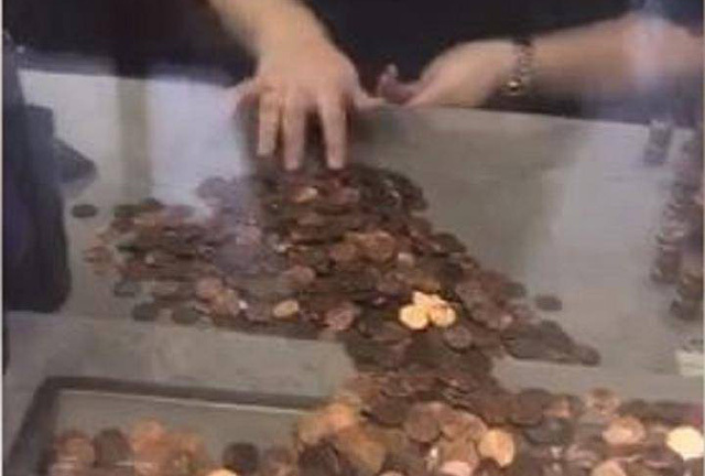 Hóa đơn nước cao bất thường, người phụ nữ mang 49.000 đồng xu đi đóng phí