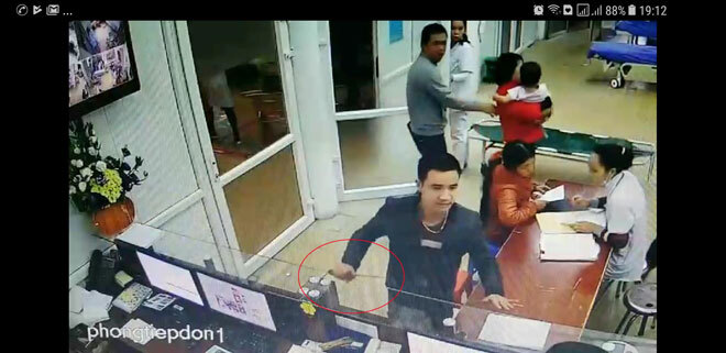 Người đàn ông cầm dao đe dọa bác sĩ đòi… tháo đốt ngón tay