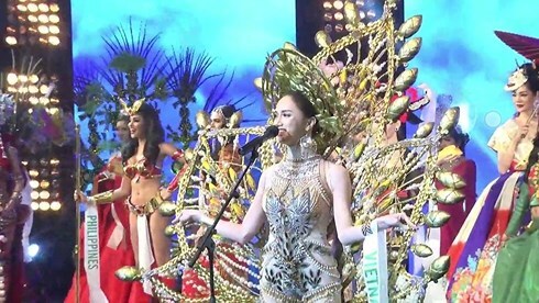 Clip: Hương Giang lộng lẫy tự tin giành chiến thắng đầu tiên tại HH Chuyển giới Quốc tế