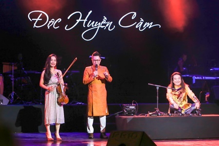 Khán giả “sởn gai gà” khi đàn bầu “đấu” violin trong liveshow của nghệ sĩ Phạm Đức Thành