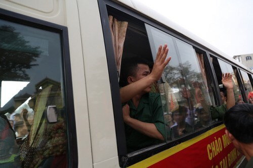 Hà Nội: Nụ cười, nước mắt tiễn tân binh lên đường nhập ngũ