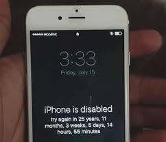 Cho con nghịch iphone, mẹ có thể phải chờ 47 năm mới được mở máy
