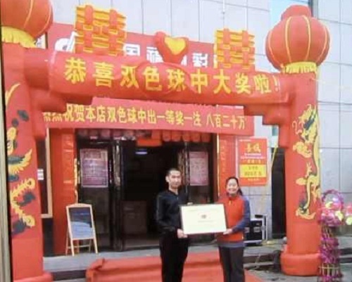 May mắn mỉm cười với chiếc vé số 