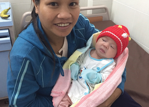 Bé 6 ngày tuổi uốn ván rốn do dùng dao lam cắt rốn