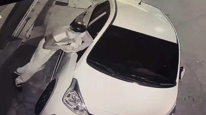 Clip: Trộm táo tợn bẻ 2 gương ôtô trong 10 giây