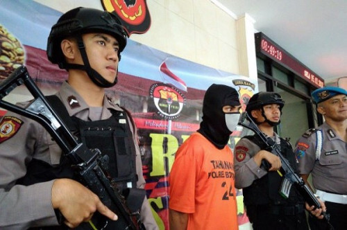 Indonesia: Bắt giữ nam thanh niên cho trẻ nhỏ xem phim khiêu dâm