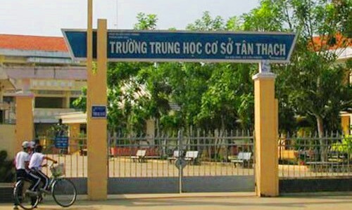 Học sinh lớp 8 văng tục, bóp cổ cô giáo tại lớp vì ...bênh bạn