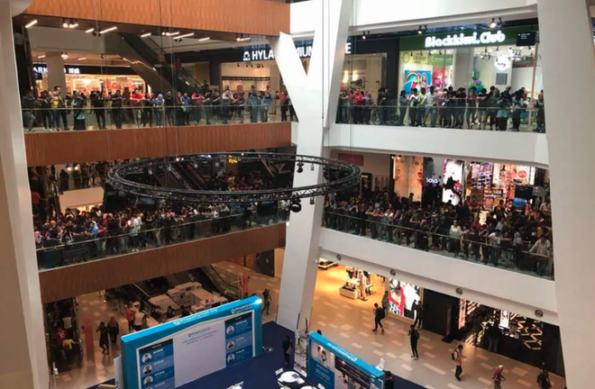 11.000 người xếp hàng mua iPhone giá 50 USD khiến cửa hàng phải đóng cửa vì hỗn loạn