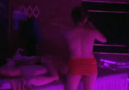 Bắt quả tang nữ tiếp viên 20 tuổi đang kích dục cho khách Tây