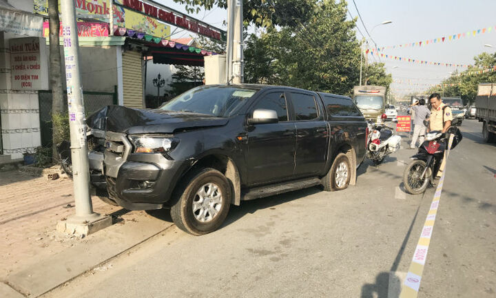 Truy đuổi ôtô chở thuốc lá lậu, 2 cảnh sát bị tông văng