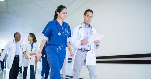 Hơn 600 bác sĩ, sinh viên y khoa kí đơn phản đối vì lương quá cao