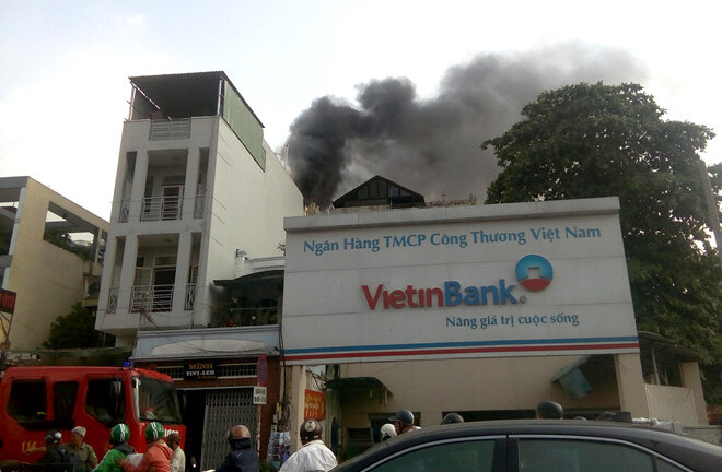 Cháy cửa hàng tân trang xe máy, nhiều người nháo nhào chạy thoát thân