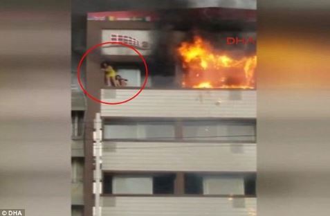 Cô gái trẻ rơi từ tầng 6 khách sạn đang bốc cháy khi cố tìm lối thoát thân