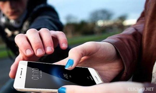 Bị chống trả quyết liệt, 2 tên cướp vứt xe chạy bộ 