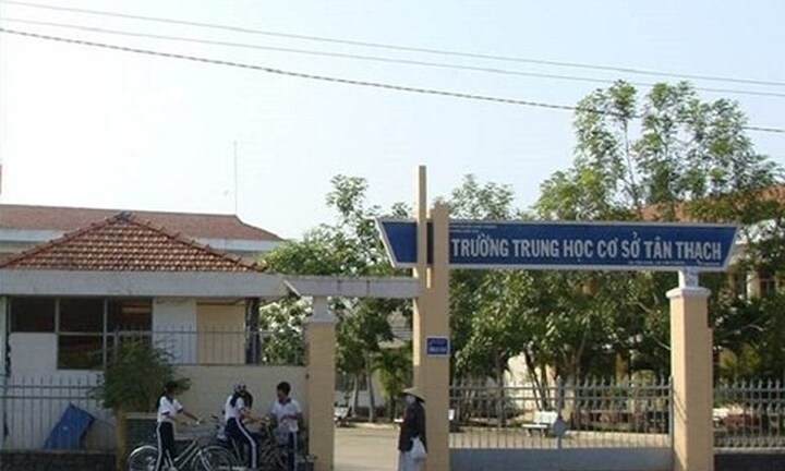 Vụ bóp cổ cô giáo ở Bến Tre: Nam sinh bị tạm đình chỉ học tập