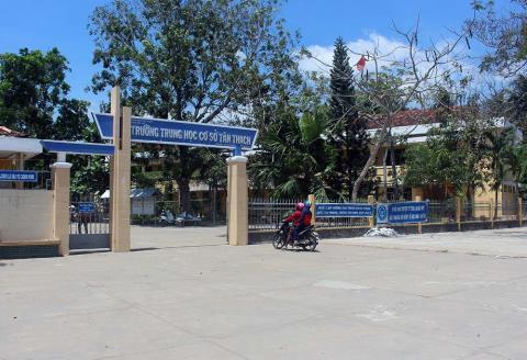 Vụ học sinh bóp cổ cô giáo: Tiết lộ hoàn cảnh nam sinh